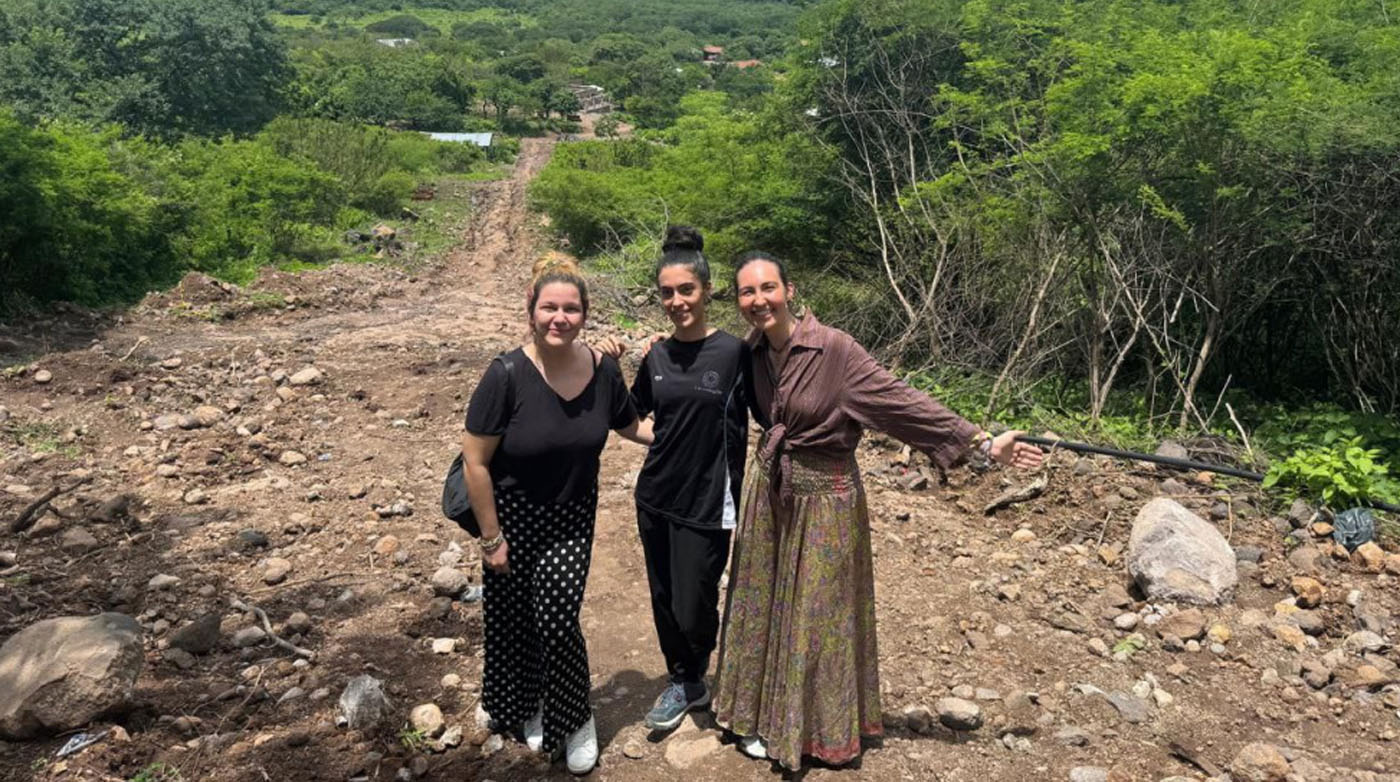 Martina Páramos, no centro, na comunidade de Sartenejal para ver os avances na obra do tanque de auga