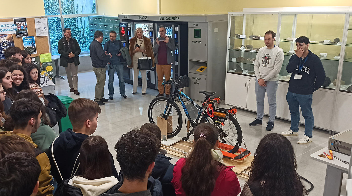 Un intre da presentación do proxecto 'Optimización do sistema de recarga onboard dunha bicicleta eléctrica mediante a incorporación de sistemas de navegación GPS e inercial'  