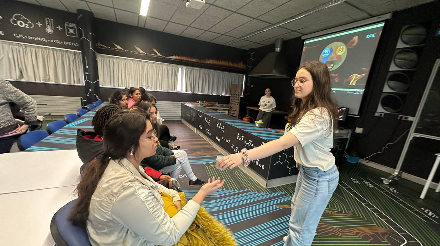 A aula aberta á Tecnociencia da Escola de Enxeñaría de Minas e Enerxía durante un dos obradoiros de Elas Fan CienTec