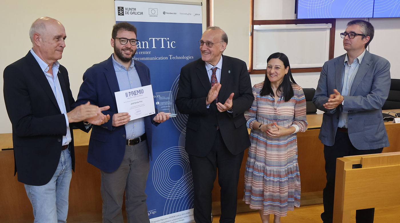 Martín Llamas, o galardoado, Manuel Reigosa, Belén Rubio e Luis M. Álvarez Sabucedo na entrega do II Premio atlanTTic